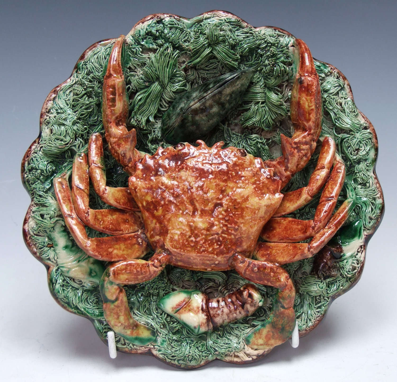Fine Palissy crab plate by Jose Francisco de Sousa with scalloped edge